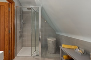 Shower, hair dryer, towels, soap - Stunning Studio, Canterbury (Canterbury)