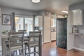 Réfrigérateur, four à micro-ondes, surface de cuisson, lave-vaisselle