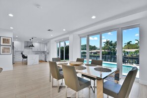 Dining - 351 Managed by Brampton Park (Pompano Beach)