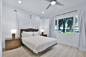 4 bedrooms, desk, iron/ironing board, travel crib - 351 Managed by Brampton Park (Pompano Beach)
