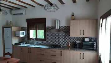 Frigorífico, microondas, horno y cafetera o tetera