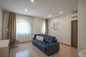 Classic Apartment, Sea View (Laterale) | Living area