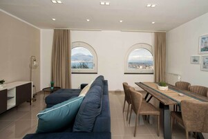 Apartamento Deluxe, vistas al mar | Caja fuerte, escritorio, wifi gratis