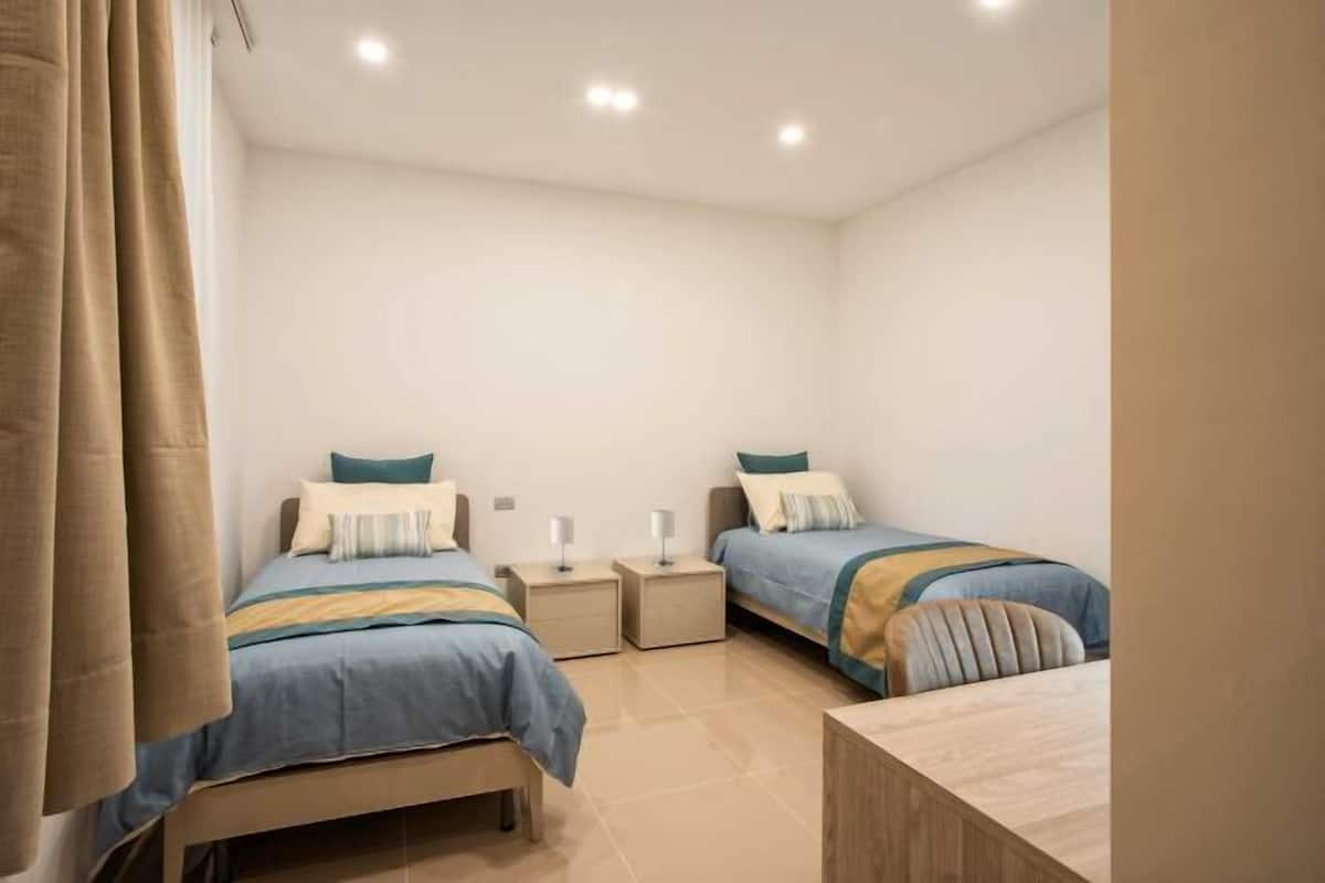 2 bedrooms, in-room safe, desk, free WiFi