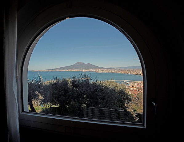 Appartamento Deluxe, vista mare | Una cassaforte in camera, una scrivania, Wi-Fi gratuito