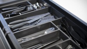 Un tiroir compartimenté contenant divers ustensiles de cuisine.