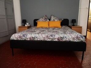 1 bedroom, desk, iron/ironing board, free WiFi - A spacious apartment in the center of Riez (Riez)