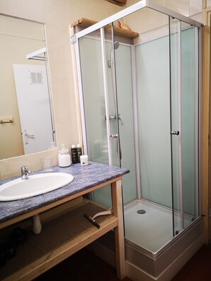 Shower, hair dryer, towels, soap - A spacious apartment in the center of Riez (Riez)