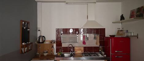 Fridge, stovetop, coffee/tea maker, electric kettle