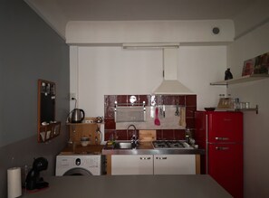 ثلاجة، موقد طهي مسطح، ماكينة لصنع القهوة/الشاي، غلّاية كهربائية