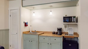 Fridge, microwave, coffee/tea maker - The Isaac Evans - Inn on the Harbor (Stonington)