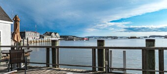 J & E Riggins - Inn on the Harbor