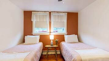 1 dormitorio, tabla de planchar con plancha, wifi y ropa de cama