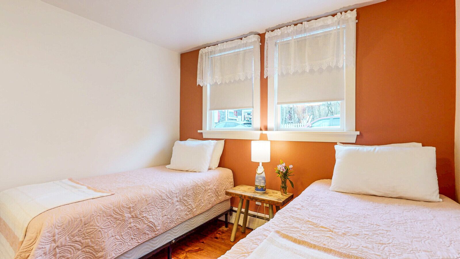 Tabla de planchar con plancha, wifi y ropa de cama 