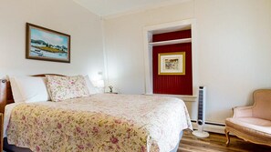 Iron/ironing board, WiFi, bed sheets - The Roseway - Inn on the Harbor (Stonington)