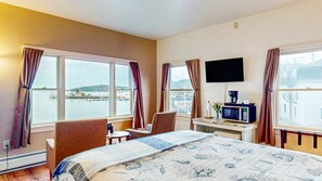 Iron/ironing board, WiFi, bed sheets - The Timberwind - Inn on the Harbor (Stonington)