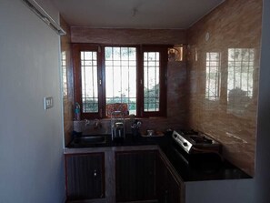 Fridge, dishwasher, coffee/tea maker, electric kettle