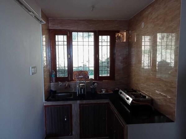 Fridge, dishwasher, coffee/tea maker, electric kettle