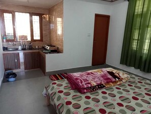 6 bedrooms, desk, free WiFi