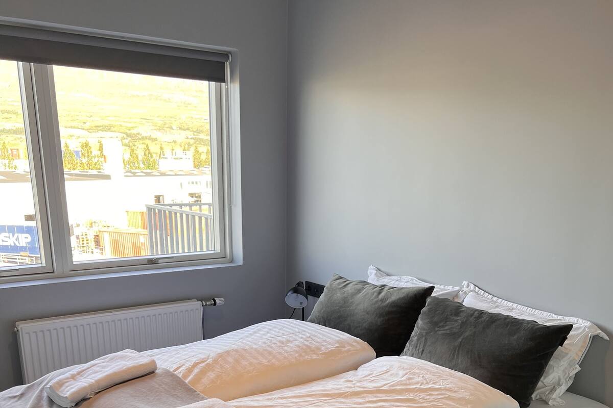 Espacio para trabajar con laptop, cortinas blackout y wifi gratis