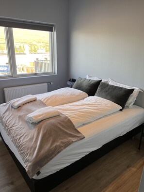 Laptop workspace, blackout curtains, free WiFi, bed sheets - TB apartment (Akureyri)