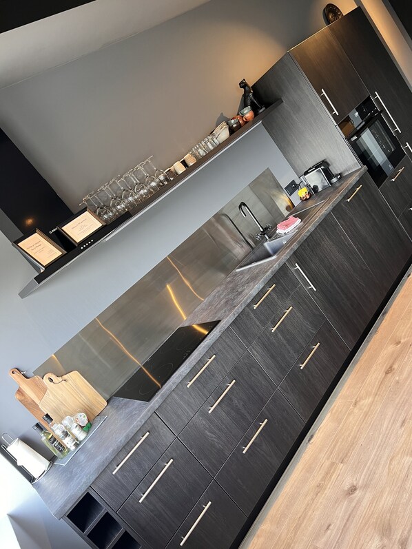 Full-sized fridge, oven, stovetop, dishwasher