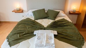 Habitació doble o amb dos llits individuals familiar, 1 llit de matrimoni, no fumadors, bany privat | Decoració individual i escriptori 