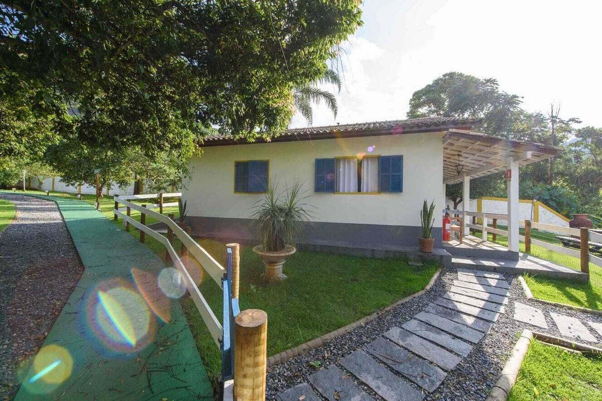 Chalet clásico | Decoración individual, escritorio, tabla de planchar con plancha