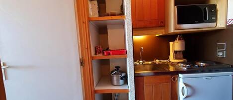 Kühlschrank, Ofen, Wasserkocher mit Kaffee-/Teezubehör