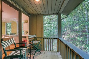 Property grounds - Explore Asheville! Secluded Couple’s Home w/ Deck (Asheville)