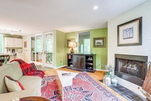 TV, DVD player, books - Explore Asheville! Secluded Couple’s Home w/ Deck (Asheville)