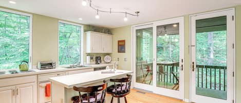 Coffee/tea maker, fridge, microwave, dishwasher