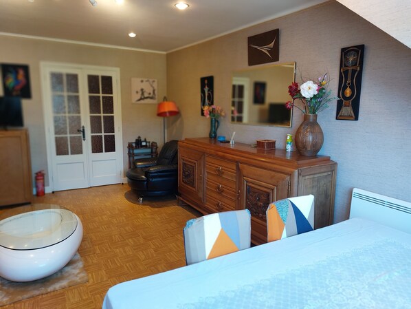 1 bedroom, WiFi, bed sheets - SEASONAL RENTALS (vacations, weekends or short stays...) (Bugeat)