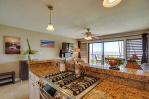 Een koelkast, een magnetron, een kookplaat