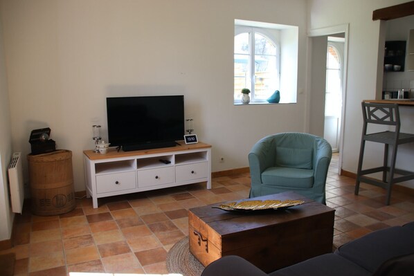 Smart TV, books, stereo