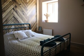2 bedrooms, iron/ironing board, travel cot, free WiFi - Le Vieil Home, at the foot of the medieval city (domfront en poiraie)