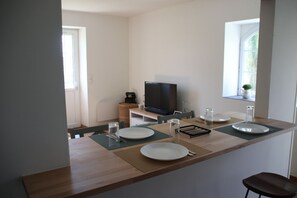 Dining - Le Vieil Home, at the foot of the medieval city (domfront en poiraie)