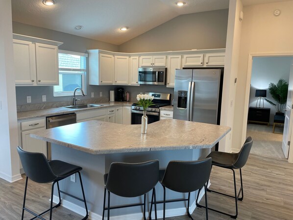 Refrigerador, microondas, horno y parrilla de estufa 