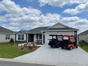 Exterior - Charming 3 bdrm 2 bath Home Comes Complete w/2 4-Seater Golf Carts & WiFi! (The Villages)