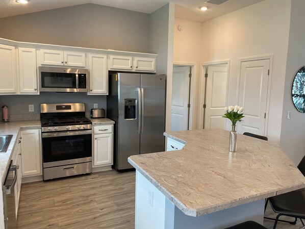 Refrigerador, microondas, horno y parrilla de estufa 