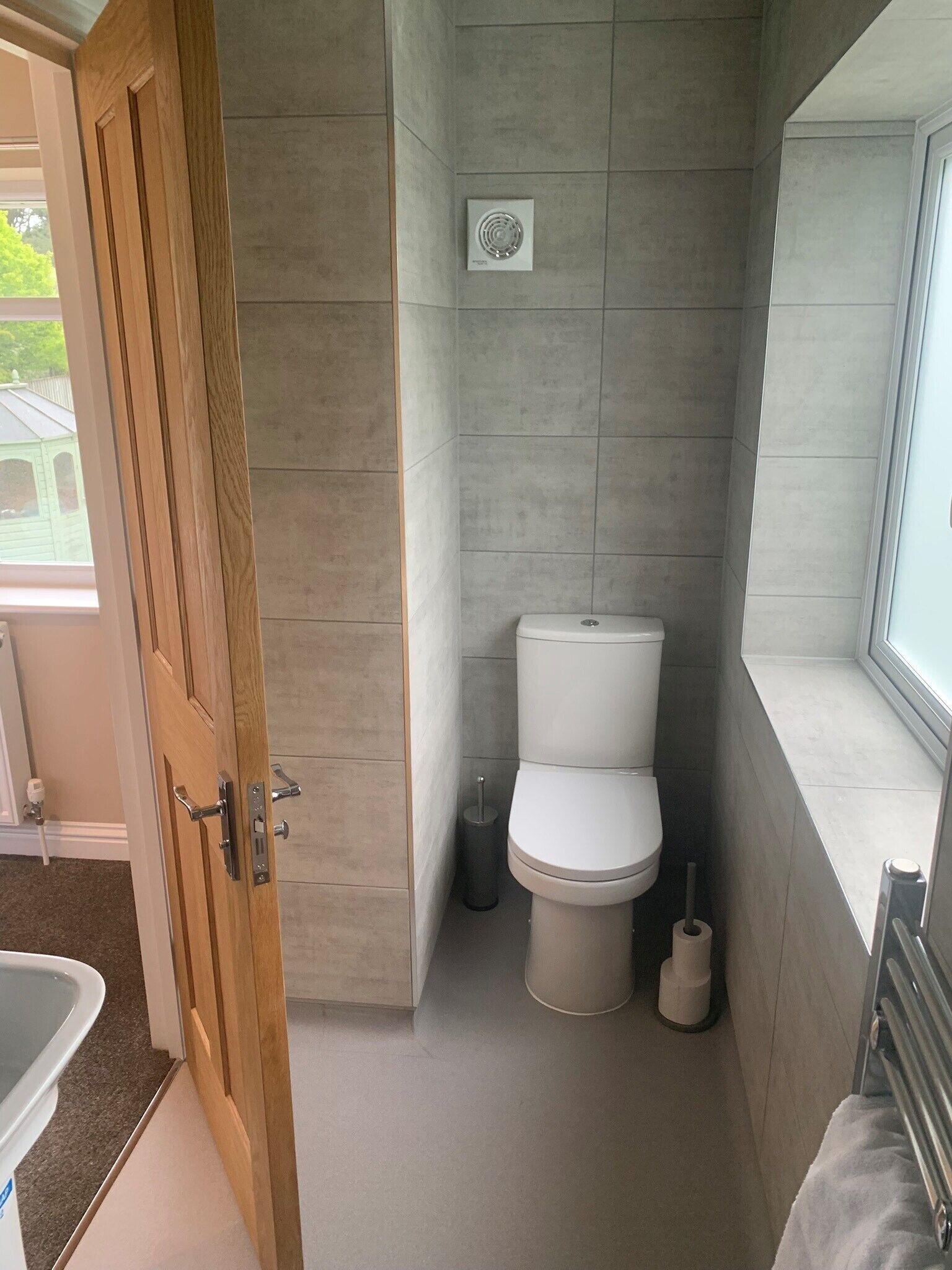 Une salle de bain avec des toilettes, un bidet et une fenêtre.