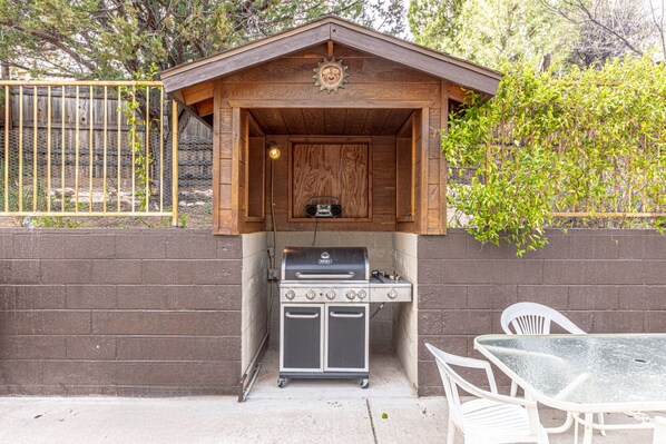 Enjoy al fresco dining with a grill and compact cooking area.
