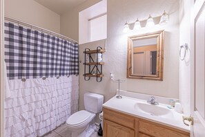 Combined shower/tub, towels