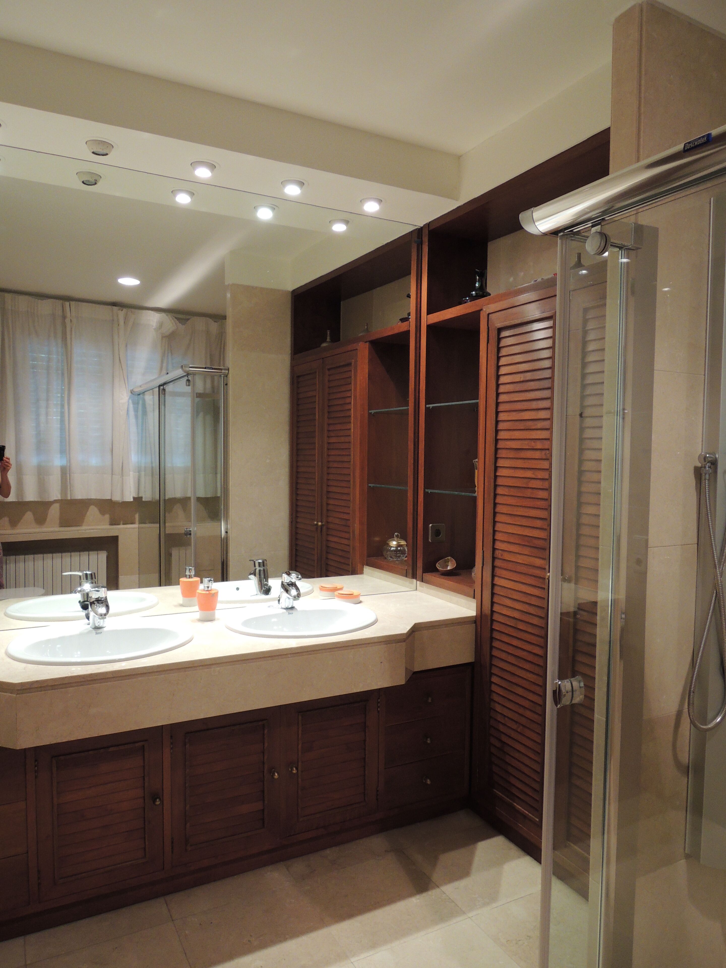 Combined shower/bathtub, bidet, towels, soap