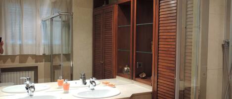 Ensemble baignoire-douche, bidet, serviettes fournies, savon
