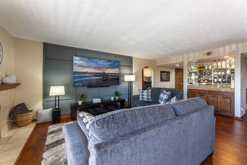 Luxury Condo in Prime Location! Close to Shopping and Beaches.