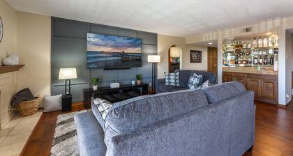 Luxury Condo in Prime Location! Close to Shopping and Beaches.