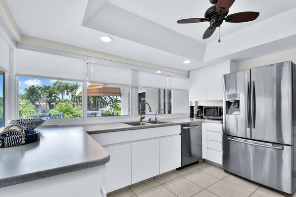 Fridge, microwave, oven, stovetop - 6341 Managed By Brampton Park (Fort Lauderdale)