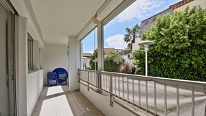 A balcony with a metal railing, a door, and two blue chairs. - 2-bedroom apartment with terrace and parking, beach 70 metres away (Mauguio)