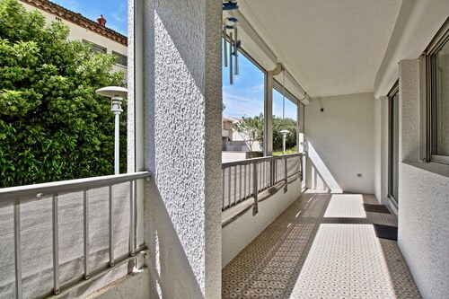 2-bedroom apartment with terrace and parking, beach 70 metres away